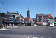 849947 Gezicht in de Utrechtsestraat te Amersfoort, vanaf de Stadsring, met op de achtergrond de Onze Lieve Vrouwetoren.